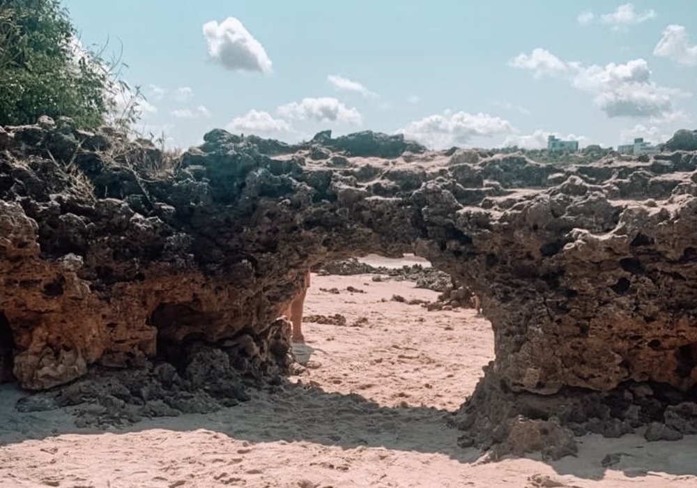 Pedra Furada na Praia do Amor em Conde, Paraíba