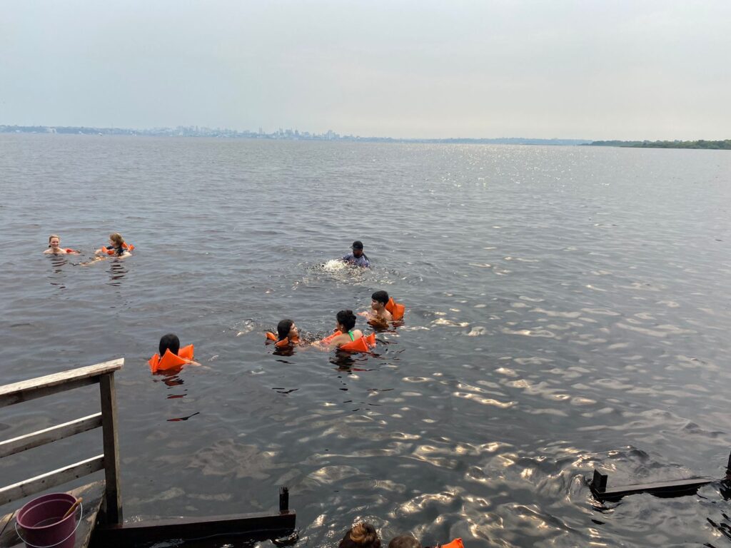 Manaus nado com os botos 