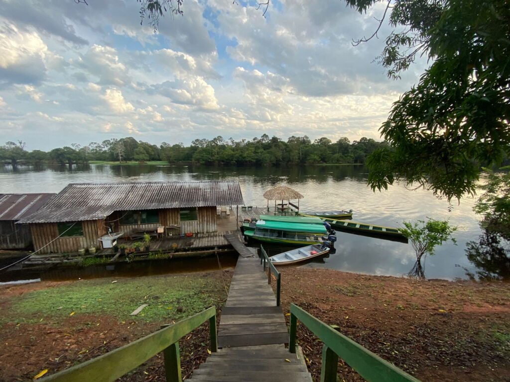 Pousada Juma Lake na Selva Amazônica deck