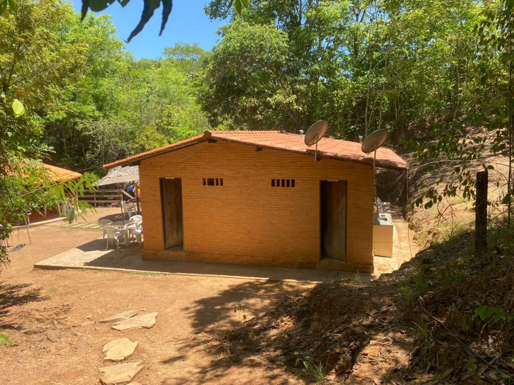 Nascente do Rio Bom Jesus em Mimoso  banheiros